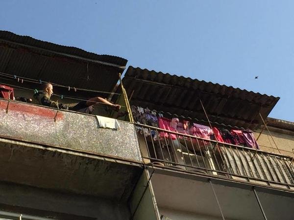 2-річна дитина намагалася вистрибнути з балкону на четвертому поверсі – 01