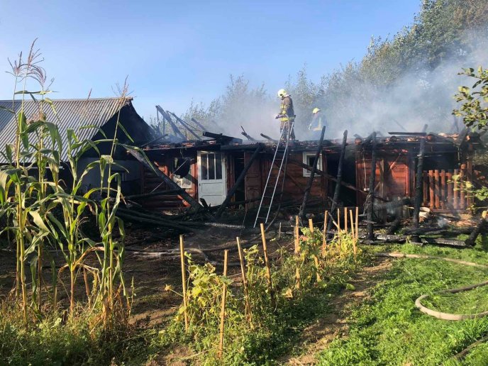 У Міжгір’ї ледь не згорів будинок: з’явилися фото з місця події – 02