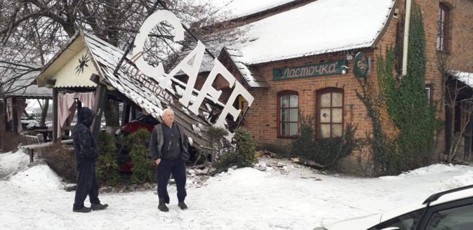 На трасі "Київ-Чоп" сталась ДТП: внаслідок зіткнення автівку відкинуло в будівлю кафе – 05