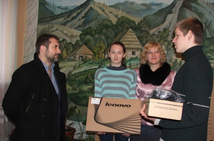 Кілька шкіл Мукачівського району отримали інтерактивні дошки, проектори та ноутбуки – 01