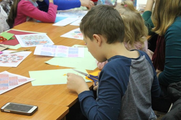 В обласній бібліотеці понад півсотні ужгородців навчались мистецтву витинанки – 07