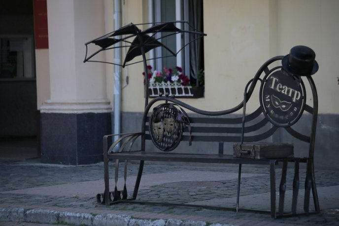 У центрі Мукачева встановлюють незвичну лавицю – 01