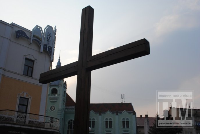 Під час Хресної Ходи мукачівці молились за мир в Україні (ФОТОРЕПОРТАЖ) – 19