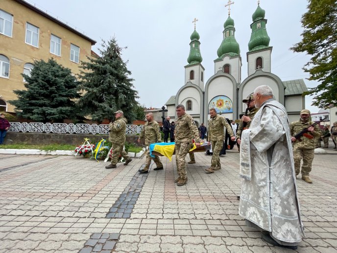 У Мукачеві поховали воїна, який загинув на війні – 05
