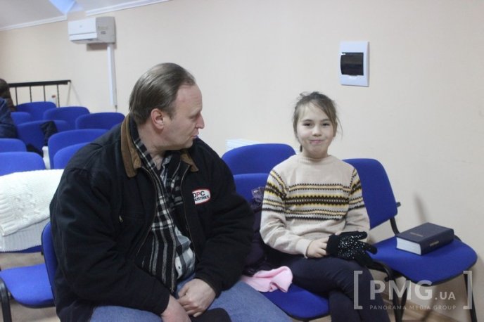 Мукачівські благодійники завітали з подарунками до маленьких переселенців – 01