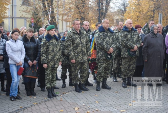 Сотні заплаканих очей провели в останню дорогу загиблого у зоні АТО мукачівця (ФОТОРЕПОРТАЖ) – 26