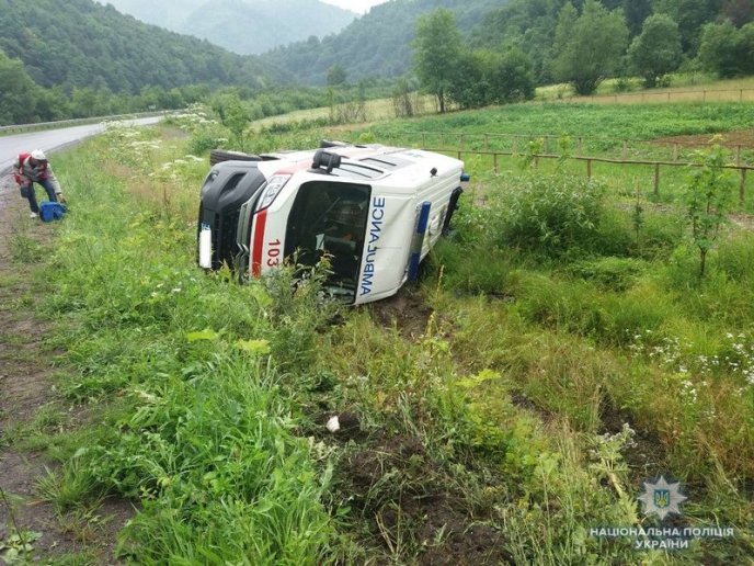 "Швидка", яка перекинулася, транспортувала хворого з інфарктом міокарду: нові подробиці ДТП – 01