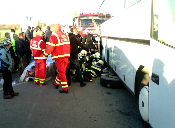 Берегівські та угорські пожежники врятували людину з-під автобуса – 01