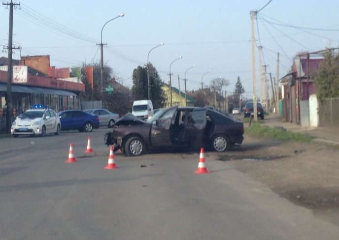 ДТП в Ужгороді: в одному із мікрорайонів міста іномарка вилетіла в кювет – 02