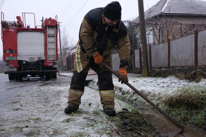 На Закарпатті сильні дощі спричинили підтоплення: ВІДЕО  – 05