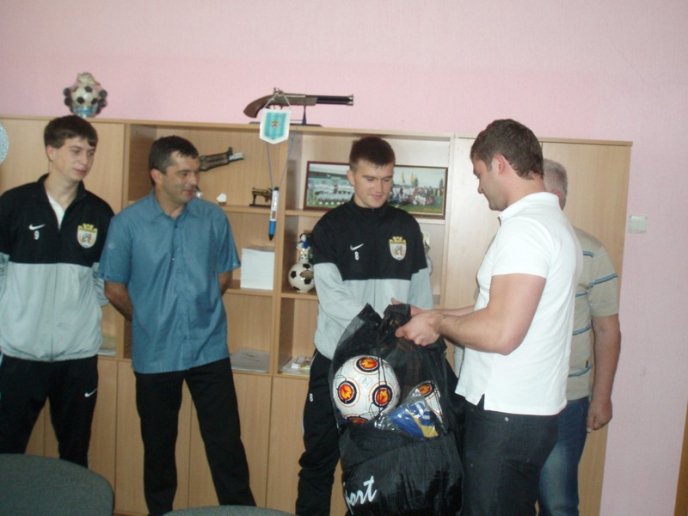 Андрій Балога знову роздавав подарунки, цього разу футболістам (ФОТО) – 03 Андрій Балога знову роздавав подарунки, цього разу футболістам (ФОТО) – 03