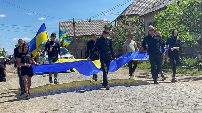 Балотувався депутатом до селищної ради: поховали закарпатця, який загинув на війні – 04