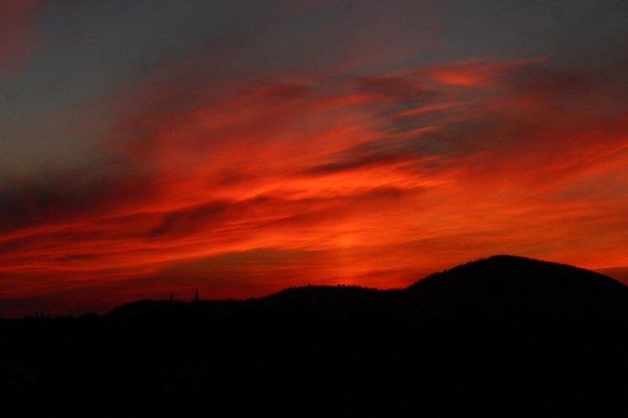 Червоне небо над Мукачевом вразило своєю красою – 01