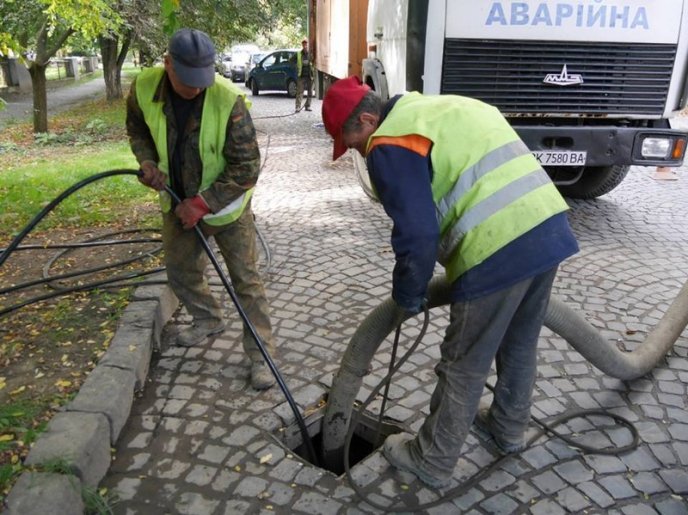 В Ужгороді прочищають вуличну зливову каналізаційну мережу – 03