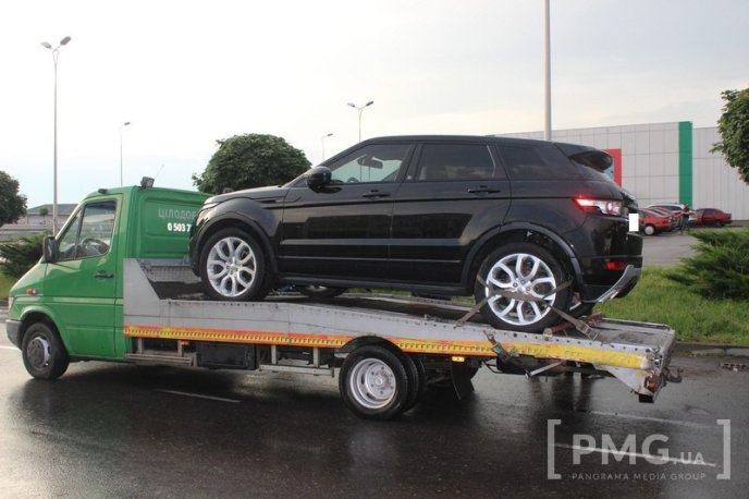 У Мукачеві затримали вкрадене елітне авто, яке має відношення до нардепа від Закарпаття – 05