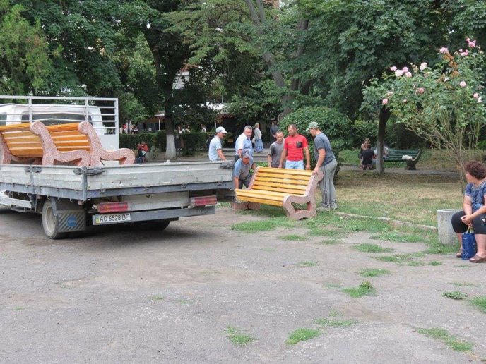 У Берегівському парку замінили лавиці  – 01