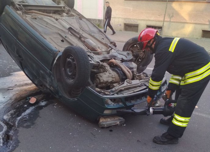 Рятувальники визволяли водія із потрощеної машини – 04