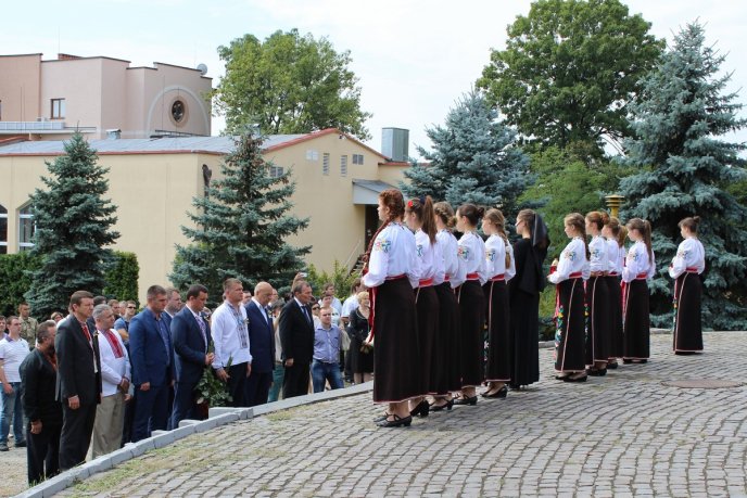 У День Прапора в Ужгороді відбулась святкова хода – 09