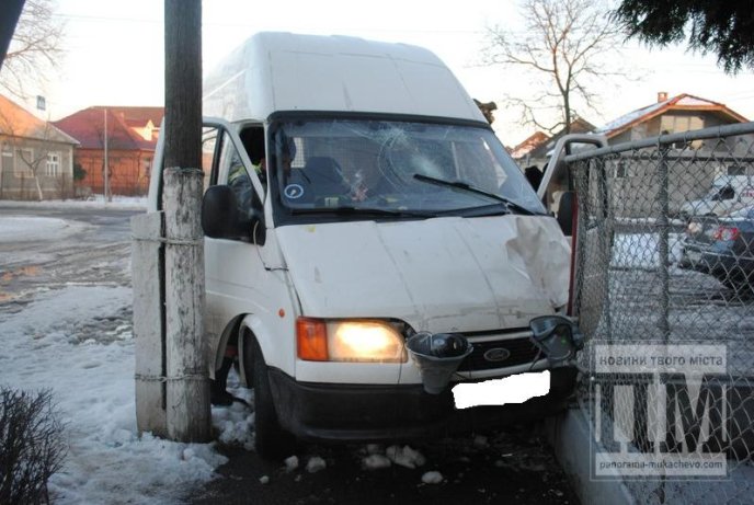 У Мукачеві мікроавтобус врізався в металевий паркан (ФОТО) – 03