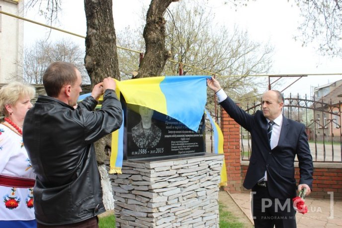 У Мукачеві відкрили меморіальну дошку бійцю АТО Руслану Ігнатишину – 16