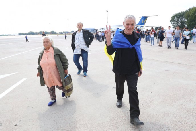 Історичні фото: як зустрічали полонених вдома – 01