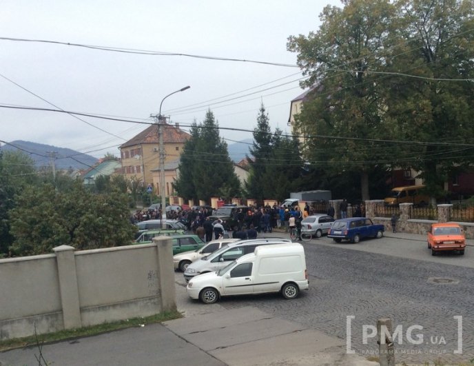 Оскаженілий натовп ромів "проводжав" автозак з родиною Лакатош вигуками "вбивці" – 02