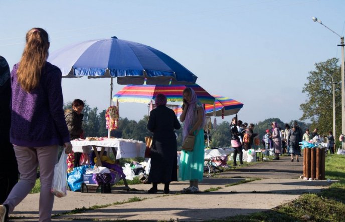 Набережна Мукачева, перед монастирем, нагадує торгову алею (ФОТО) – 04