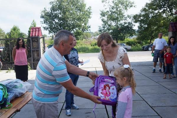 Першокласникам подарували рюкзаки зі шкільним приладдям – 01