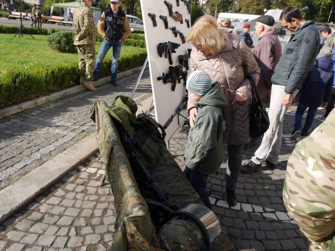 Біля Закарпатської ОДА з’явилась військова техніка – 12