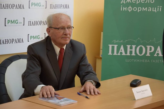 Василь Гарагонич під час презентації однієї зі своїх книг у пресцентрі  «Панорама»