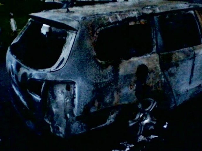 В Ужгороді підпалили один автомобіль, а загорілися три – 02
