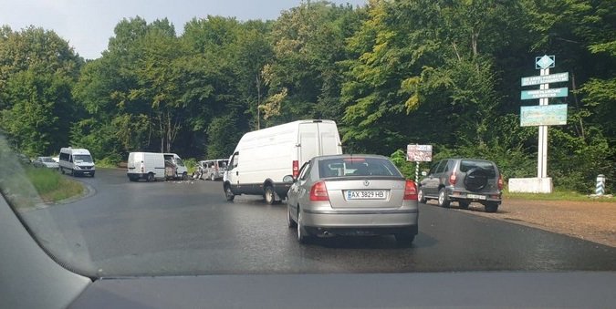 Автотроща на Закарпатті: зіткнулися мікроавтобуси – 01