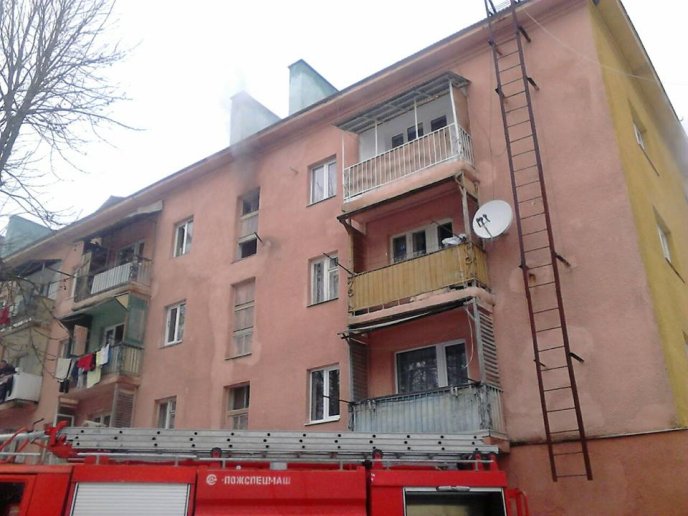У Сваляві під час гасіння пожежі в квартирі рятувальники евакуювали 8 осіб – 01