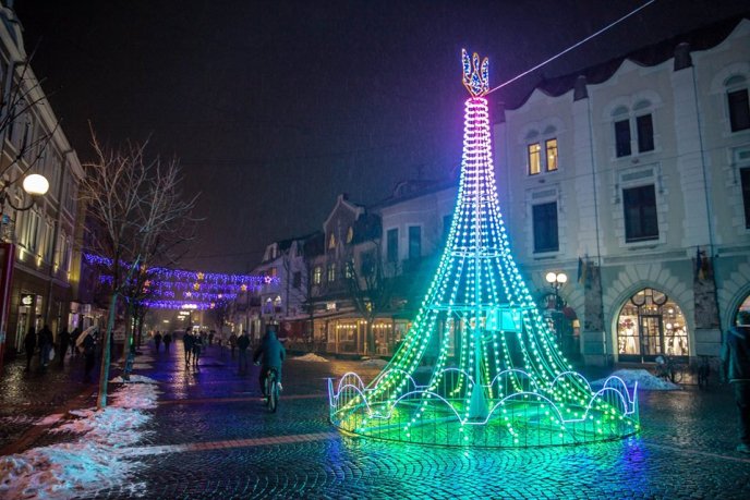 У Мукачеві з’явилась святкова новорічна фотозона – 01