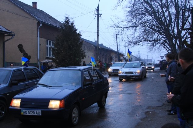 Великоберезнянці на колінах зустріли свого земляка, який загинув у зоні АТО (ФОТО) – 02