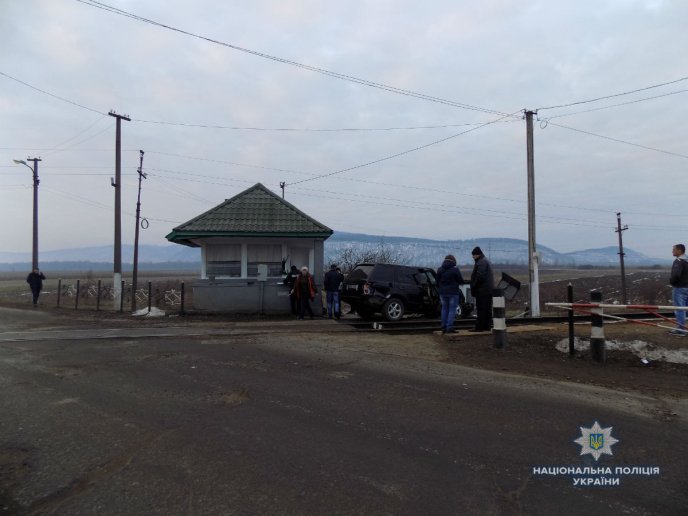 У Великій Копані автомобіль «Land Rover» зіткнувся з потягом – 04