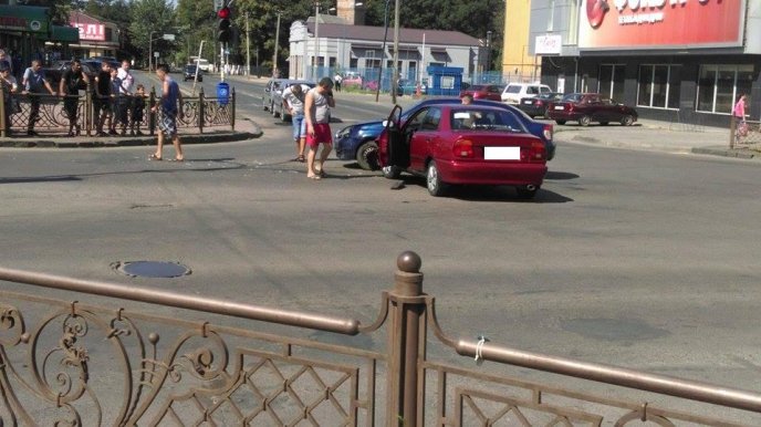 На проспекті Свободи біля "Білочки" в Ужгороді зіткнулись два автомобілі – 02