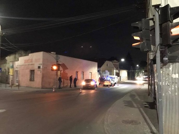 На одному з перехресть Ужгорода іномарка збила велосипедиста: останнього забрала швидка – 06