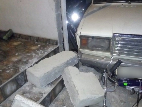 На Виноградівщині нетверезий чоловік на краденому автомобілі потрапив у ДТП – 02 На Виноградівщині нетверезий чоловік на краденому автомобілі потрапив у ДТП – 02