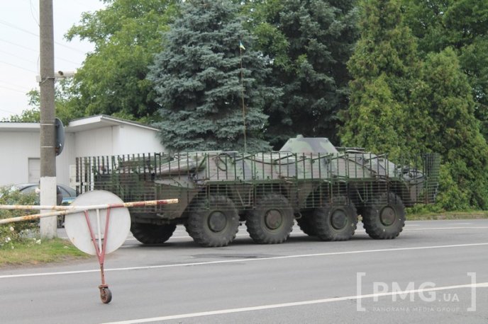 У Мукачеві біля поста ДАІ стоїть БТР – 02