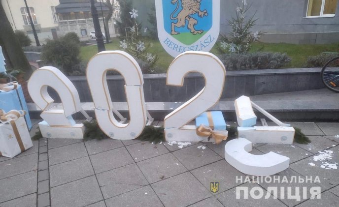 Судитимуть чоловіка, який пошкодив новорічні декорації у центрі Берегова – 02