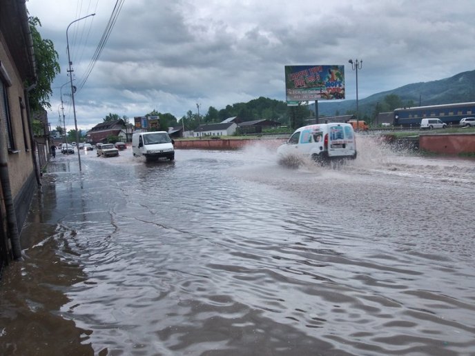 Наслідки зливи у Хусті шокували закарпатців – 04