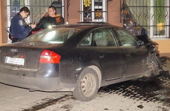 В Іршаві п’яний чоловік викрав Audi A6 та розбив його об два автомобілі працівників міліції (ФОТО) – 04