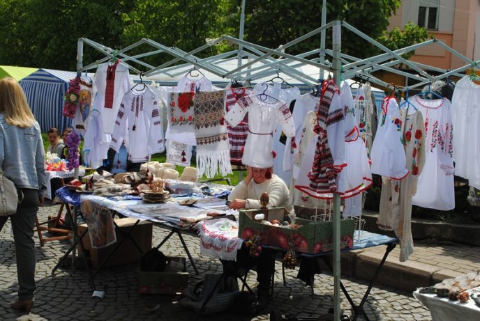 Передпасхальна ярмарка стартувала на центральній площі Мукачева (ФОТО) – 07