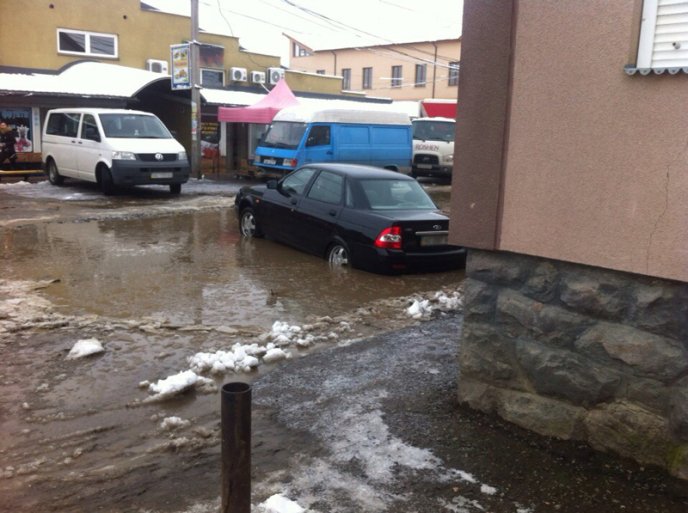 У Росвигові в районі місцевого ринку автомобілі практично тонуть у болоті, а пройти пішоходам неможливо (ФОТО) – 02