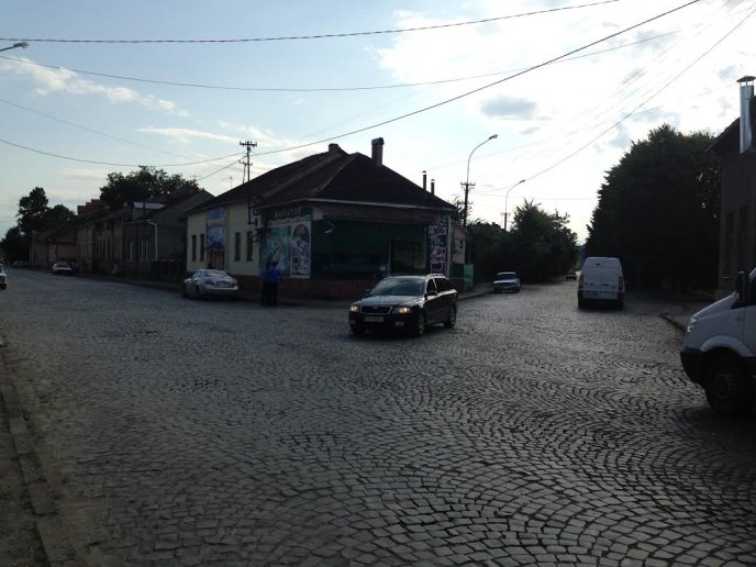 На шляху слідування президентського кортежу у Мукачеві перекривають дороги – 03