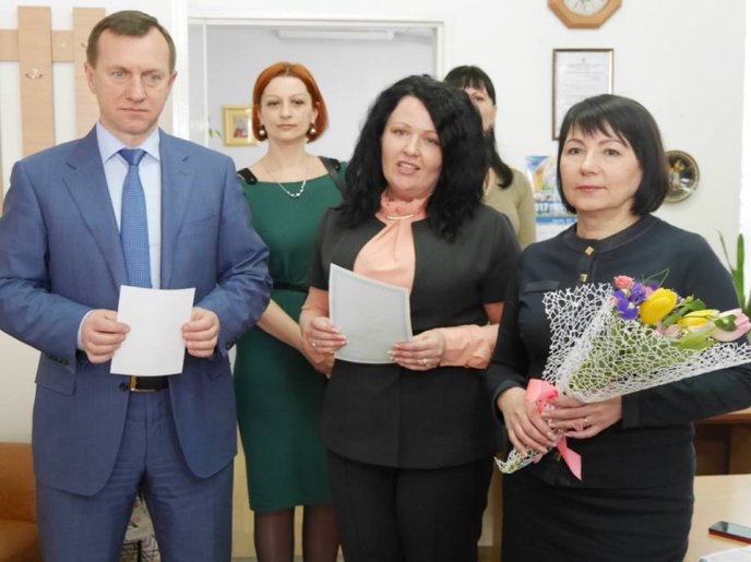 В Ужгороді батьки перших п’ятьох новонароджених дітей отримали у пологовому будинку документи про реєстрацію місця проживання – 01