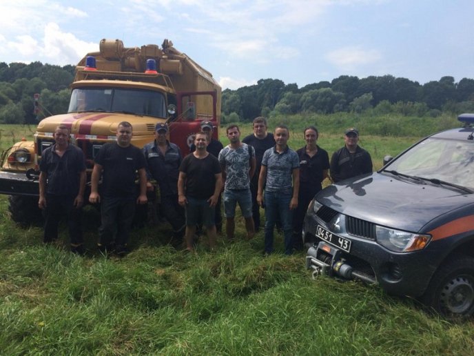 Сотні пляшок та повалені дерева: на Берегівщині розчищали річку – 03