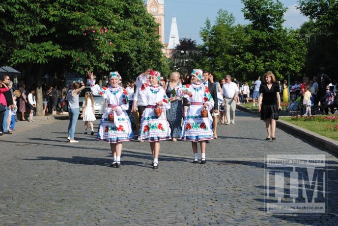 У центрі Мукачева відбувся урочистий парад випускників (ФОТО) – 08