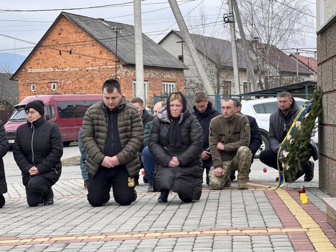 На Закарпатті люди навколішках проводжали Героя в останню путь – 03